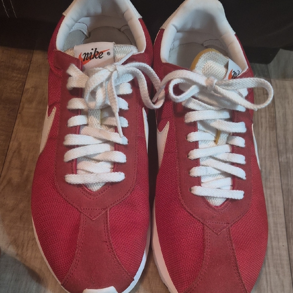 Nike Roshe LD-1000 Classic Red and White Sneakers